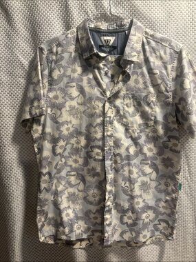 VISSLA Men’s Short Sleeve Floral Button-Up Shirt in Gray and Cream
